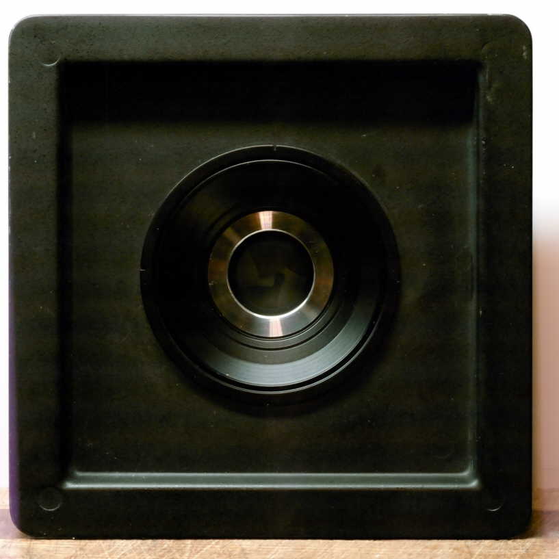 Rollei electronic shutter size 0 from the front installed in the back of a 171mm x 171mm lensboard